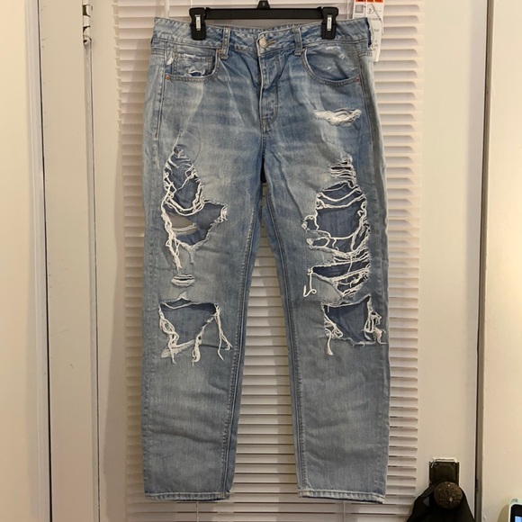 American Eagle Outfitters Denim - American Eagle Lightwash Ripped Tomgirl Jeans!
